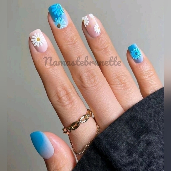 2/16 Blue Boho Ombe Daisy Press on Nails - Picture 5 of 16